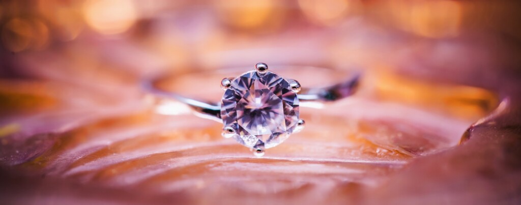 プロポーズリングと婚約指輪の違い