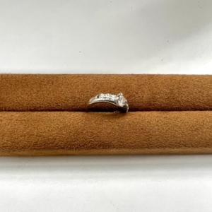 ダイヤモンドが付いたプラチナ製の指輪の石ドレ修理