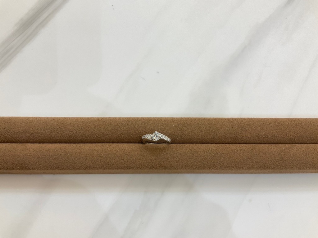 ダイヤモンドが付いたプラチナ製の指輪の石ドレ修理