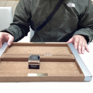 千葉県千葉市よりご来店 カナダ産の産地原石証明付きのトレーサビリティダイヤと星の砂の婚約指輪をご成約